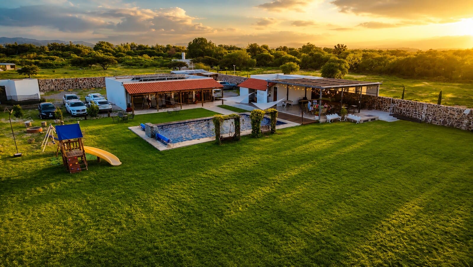 Vista aérea de la alberca y los jardines de Villa Alvento.