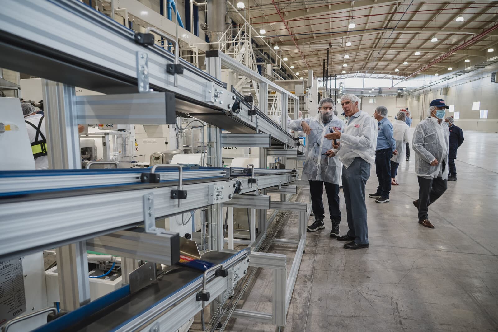 Nave de producción durante la inauguración de una nueva línea.