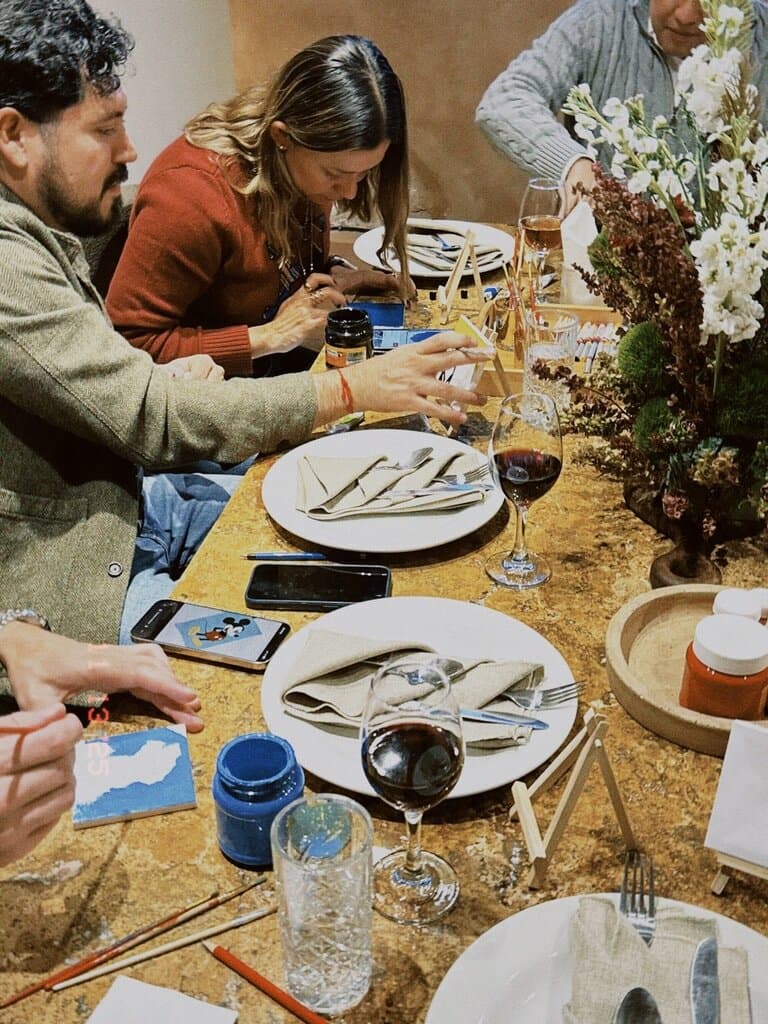 Grupo de personas alrededor de una mesa durante un taller en Melchor.